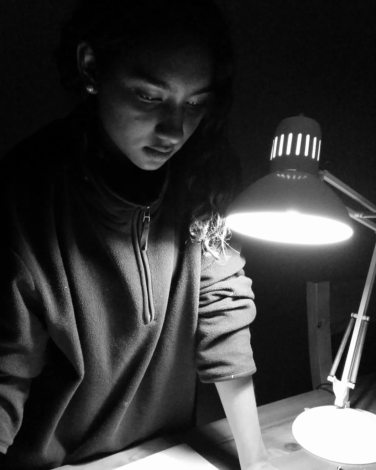 Jak zrobić ostre zdjęcia przy słabym świetle bez statywu - praktyczny poradnik dla początkujących